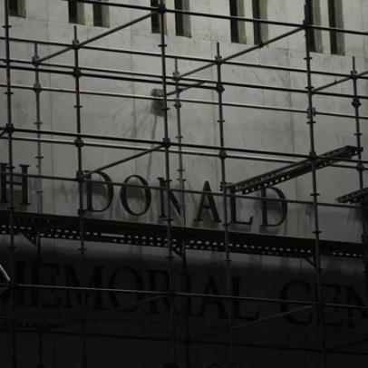 Operários retiram nome de Trump do Kennedy Center com autorização judicial