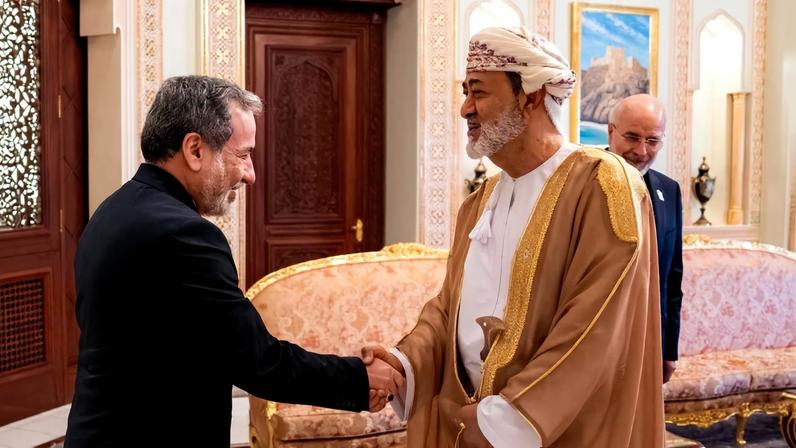 Sultão de Omã, Haitham bin Tarik (C), recebendo o Ministro das Relações Exteriores do Irã, Abbas Araghchi (E), e o negociador-chefe do Irã, Mohammad Bagher Ghalibaf, em Mascate, em 23 de junho de 2026. Omã e Irã estudarão a futura administração do Estreito de Ormuz