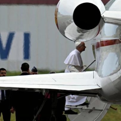 Papa parte com atraso nas Ilhas Canárias por falha técnica no avião