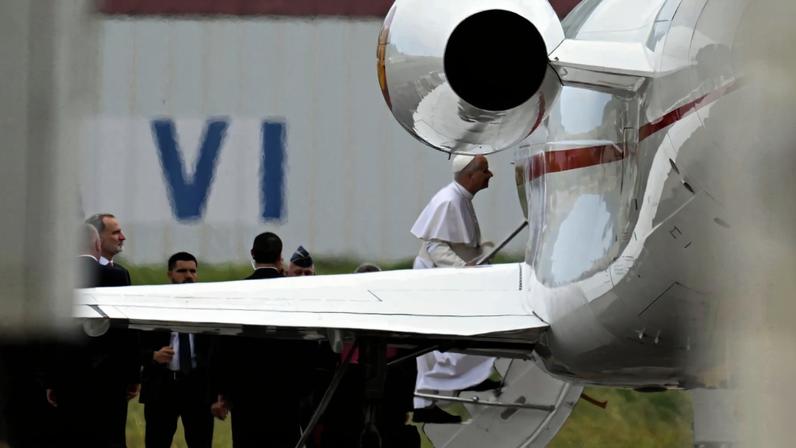 Papa Leão XIV precisou trocar de aeronave após falha técnica