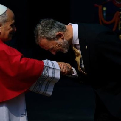 Papa pede fim de narrativas polarizantes durante visita à Espanha