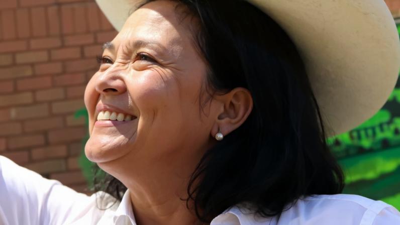 Keiko Fujimori (à dir.) e Roberto Sánchez (à esq.) disputam o segundo turno das eleições presidenciais do Peru