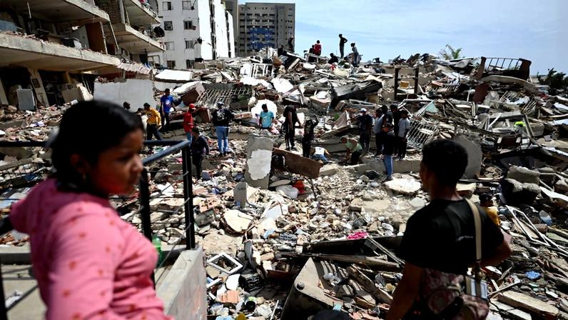 Moradores buscam vítimas entre os escombros de um prédio que desabou em Catia La Mar, no estado de La Guaira — a cerca de 30 km a noroeste de Caracas