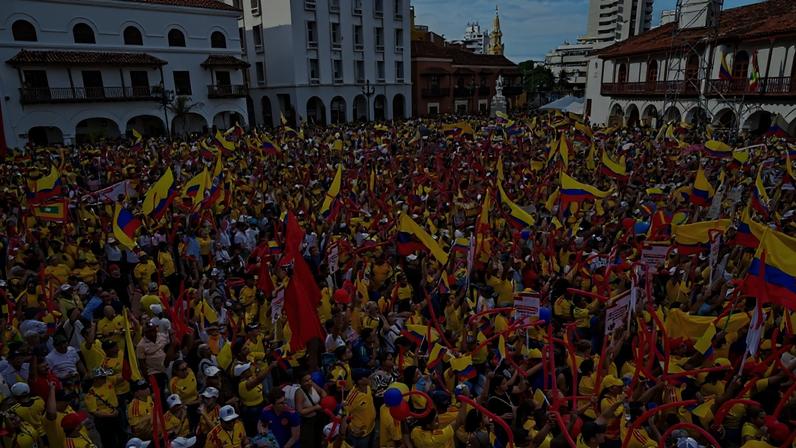Colombianos lotaram as ruas e comícios neste sábado (13); campanha termina no domingo (14)