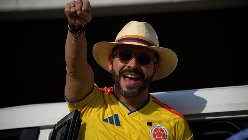 Colombia's presidential candidate for the Defensores de la Patria movement, Abelardo de la Espriella, raises his clenched fist at a polling station during the presidential election runoff in Barranquilla, Colombia, on June 21, 2026. Colombians head to the polls to pick a new president between a hard-right White House-backed lawyer and a leftist senator that will decide the fate of the country's stumbling peace process and strained ties with Washington. (Photo by Jaime SALDARRIAGA / AFP)