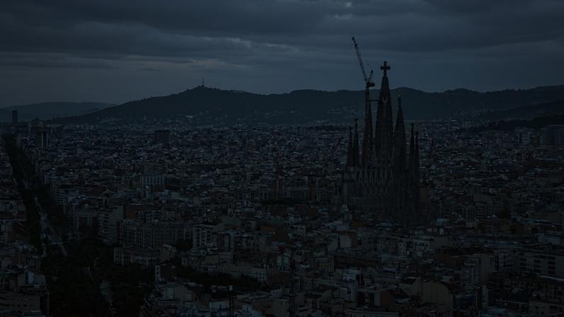 Uma foto tirada em Barcelona em 8 de junho de 2026 mostra uma vista da catedral da Sagrada Família a partir da Torre das Glórias, antes da visita do Papa Leão XIV.