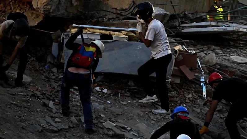 Voluntários buscam sobreviventes em escombros no bairro de San Bernardino, em Caracas, na Venezuela