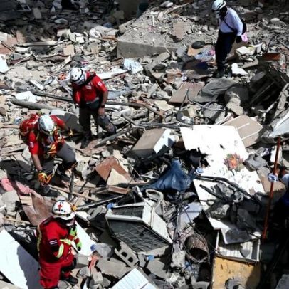 Equipe brasileira na Venezuela tenta rastrear sinal de celular de sobreviventes