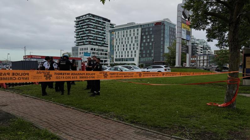 Policiais reúnem-se perto do local de um tiroteio em Montreal, que deixou três mortos