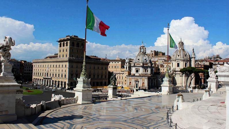 Bandeira da Itália na praça Veneza; país terá eleições em 2027