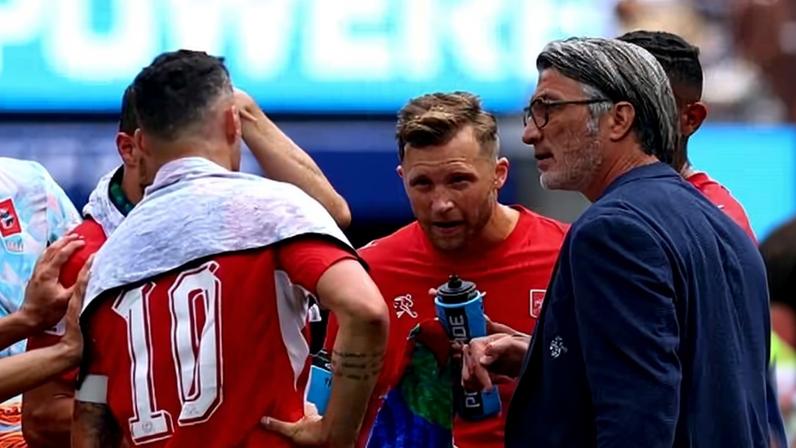 Murat Yakin, técnico da Suíça, durante pausa para hidratação contra a Bósnia