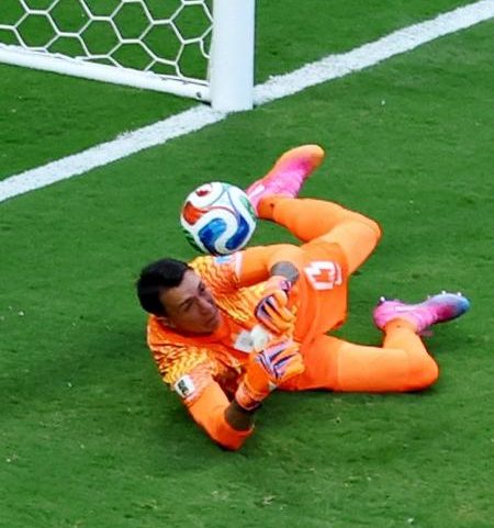 Muslera, do Uruguai, falhou no gol da Espanha