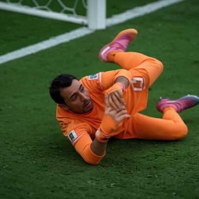 Renan critica saída de Muslera e aponta exposição para goleiro lendário