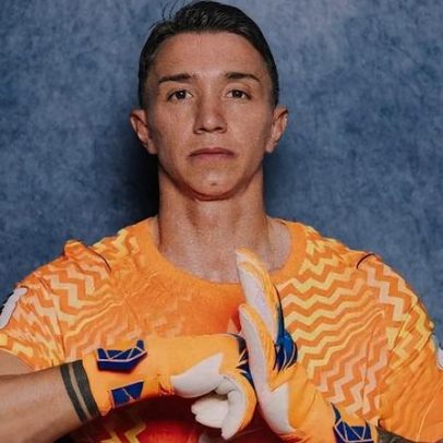 Muslera titular contra Arábia iguala recorde de Cavani pela seleção uruguaia