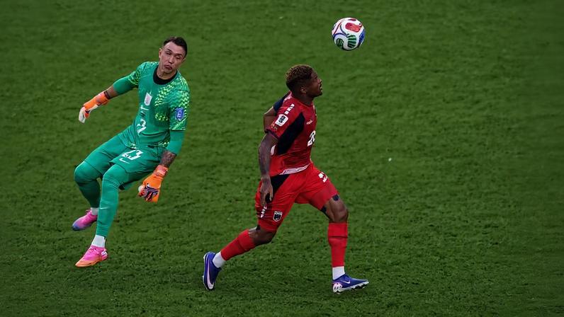 Muslera, do Uruguai, sai mal e sofre gol de Cabo Verde — Foto: REUTERS/Paul Childs