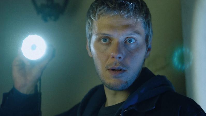 O investigador Leopold Bilski é o protagonista da franquia — Foto: Reprodução/IMDb