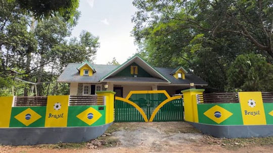 Na Índia, torcedor viraliza ao pintar a casa com as cores do Brasil à espera do hexa — Foto: Reprodução/@ajeeshnemmarakaran