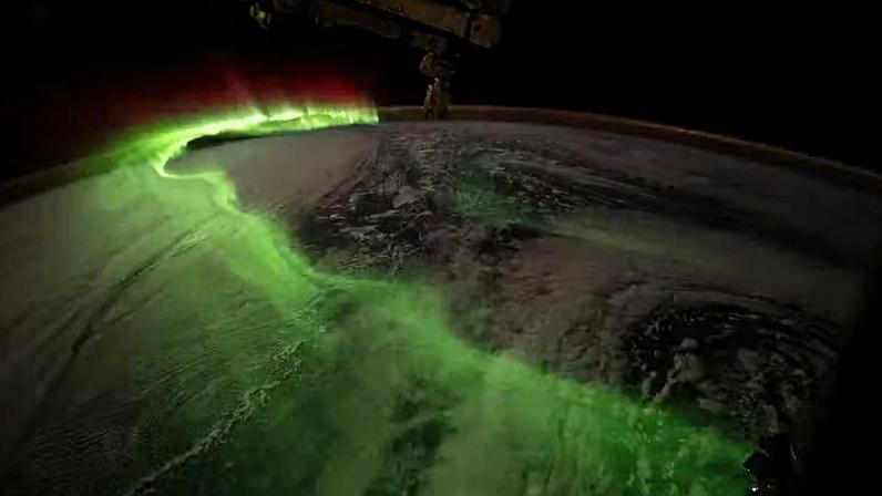 Jessica Meir, comandante da missão SpaceX Crew-12 da NASA, compartilhou fotos e vídeos de uma aurora verde — Foto: NASA/Jessica Meir