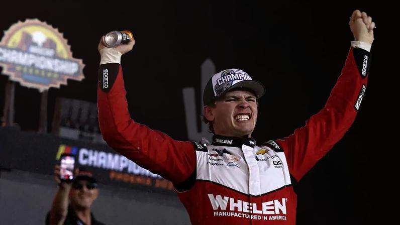 Jesse Love comemorando o título da Xfinity Series em 2025.