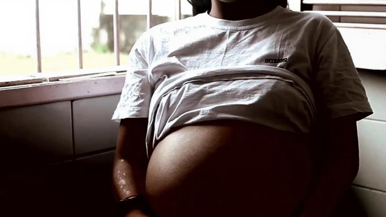 Mulher presa negra grávida relata seus temores no filme "Nascer nas Prisões"