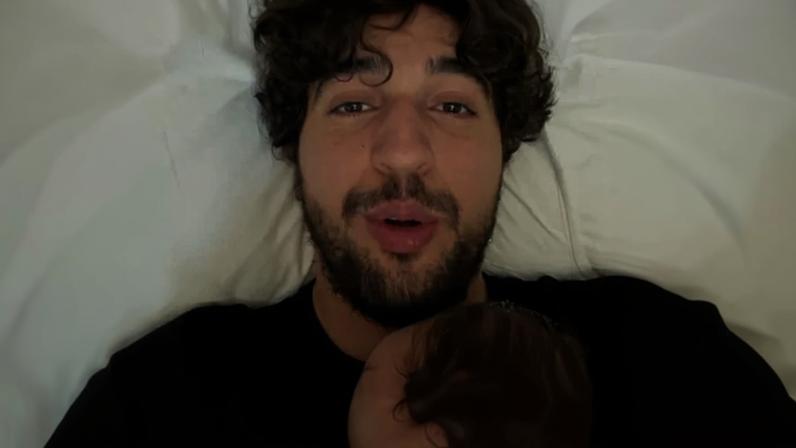 Nattan encanta a web ao mostrar filha dormindo em cima dele