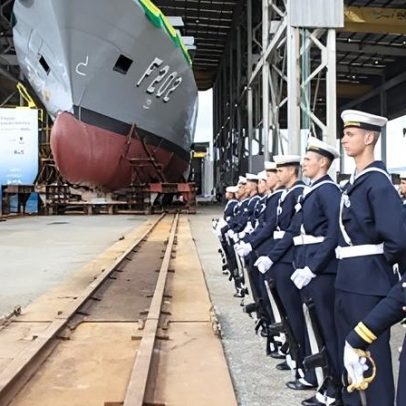 Brasil apresenta novo navio de guerra com presença de Lula