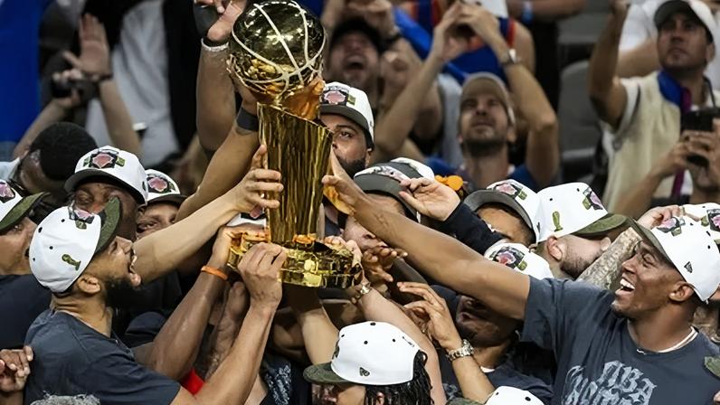 Jogadores do New York Knicks comemoram ao receber o Troféu Larry O'Brien após derrotarem o San Antonio Spurs por 94 a 90 no Jogo 5 das Finais da NBA