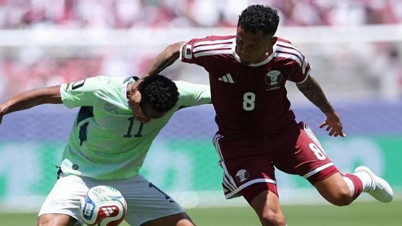 Ndoye, da Suíça, e Edmilson Junior, do Qatar, disputam bola durante jogo da Copa do Mundo