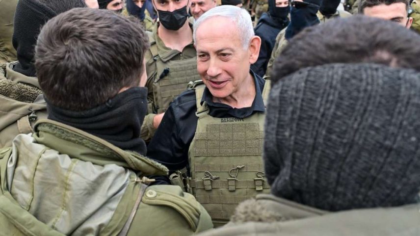 O primeiro-ministro de Israel, Benjamin Netanyahu, visita uma unidade militar israelense estacionada no território ocupado do sul do Líbano em 12 de abril de 2026.