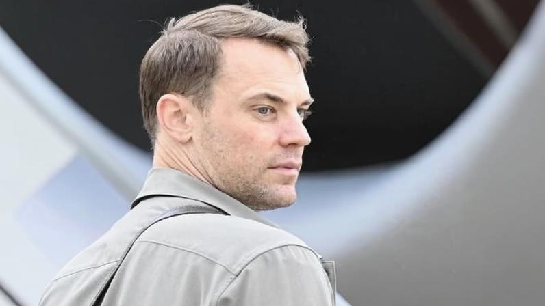 Neuer, durante embarque da Alemanha para a Copa do Mundo de 2026