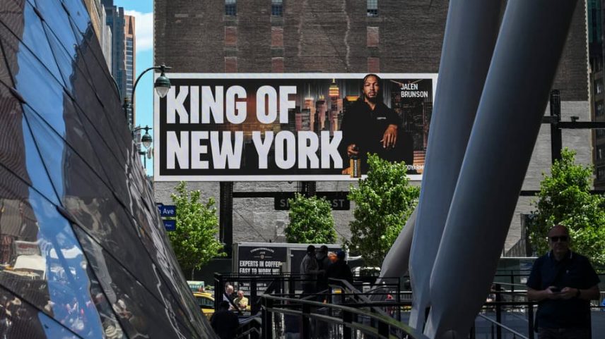 Publicidade de Jalen Brunson em Nova York, antes das finais da NBA (Foto: ANGELA WEISS / AFP)