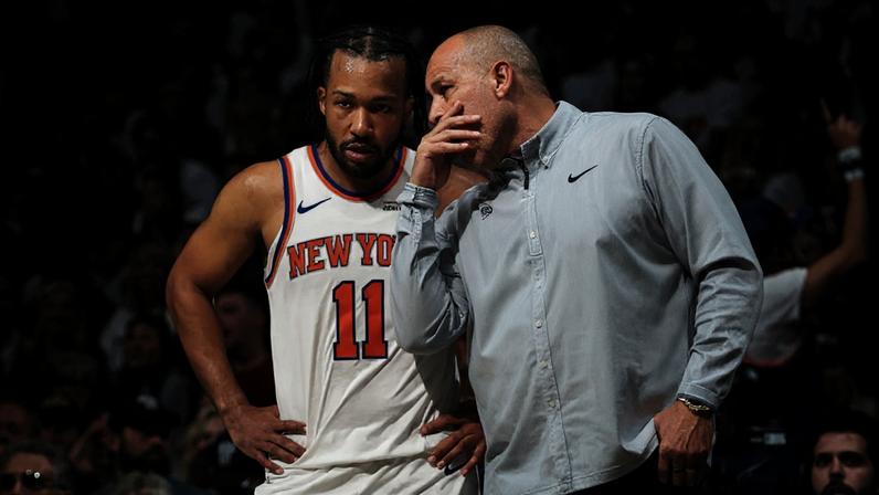 Jalen Brunson e Rick Brunson conversam em jogo do Knicks na NBA (Foto: Nathaniel S. Butler/NBAE/ Getty Images)