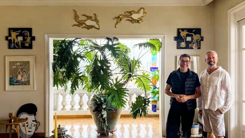 O colunista de Casa e Jardim, Newton Lima, visita o apartamento de Eduardo Paziam, no Edifício São Thomas, que reflete a relação do morador com o centro de São Paulo