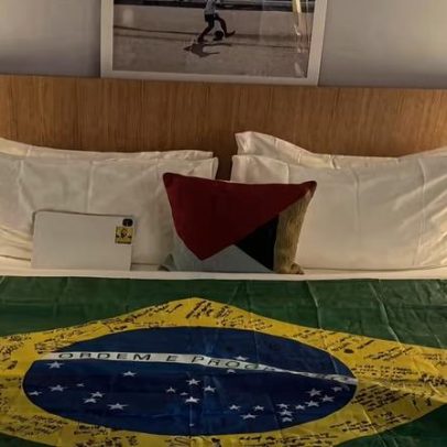 Neymar retorna aos treinos e exibe bandeira do Brasil com mensagens