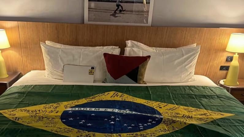 Neymar exibe bandeira recheada de homenagens de familiares — Foto: Reprodução/Instagram