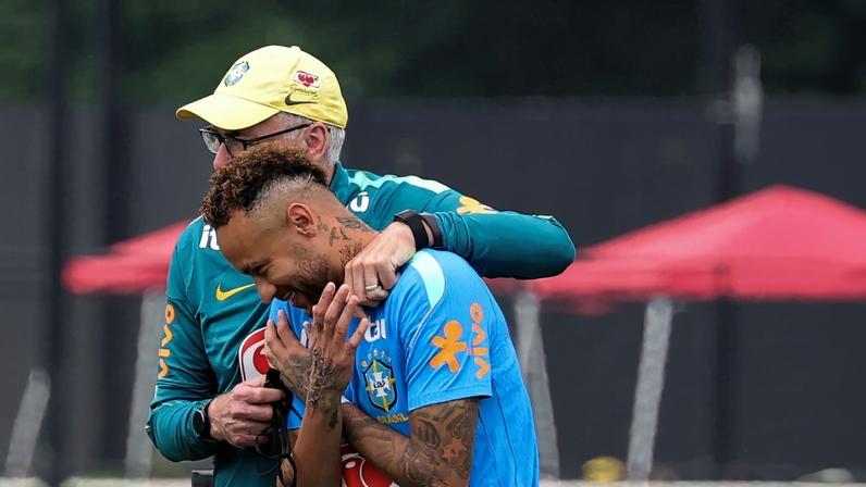 Neymar recebe carinho de Carlo Ancelotti em treino da Seleção — Foto: Sebastiao Moreira/EFE