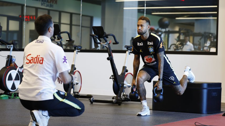 Neymar durante o tratamento na Seleção Brasileira