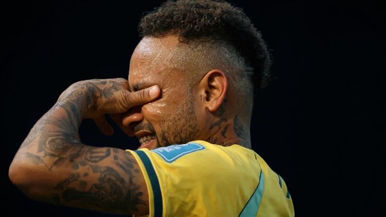 Neymar emocionado após estreia na Copa contra a Escócia.