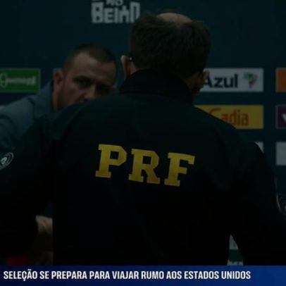 Neymar assina camisa do Flamengo ao deixar a Seleção
