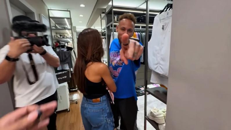 Neymar mostra bastidores de bagagem para a Copa do Mundo — Foto: Reprodução/Canal do Cris Guedes