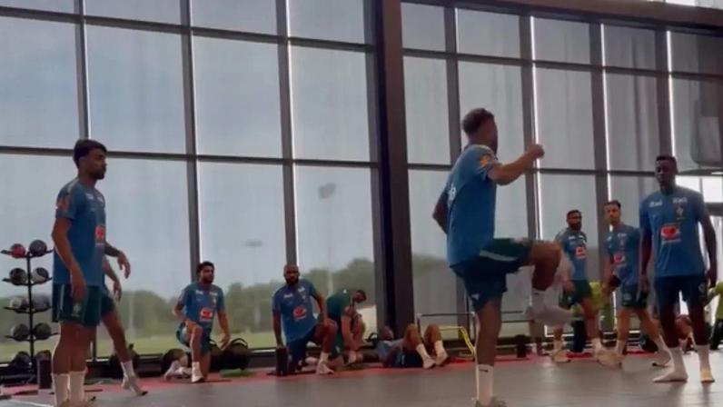 Neymar dá 'palhinha' em roda de altinha, e recuperação anima torcedores às vésperas da Copa