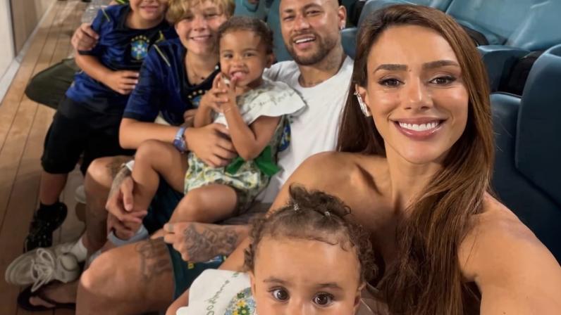 Após vitória, Neymar se reúne com Biancardi e filhos na arquibancada