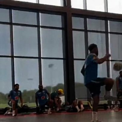 Neymar pratica altinha em treino da seleção