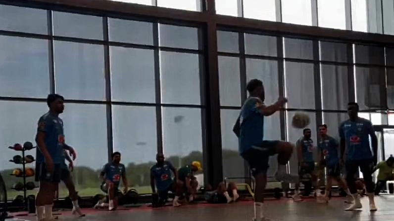 Neymar joga altinha com Lucas Paquetá e Luiz Henrique — Foto: Reprodução/CBF TV