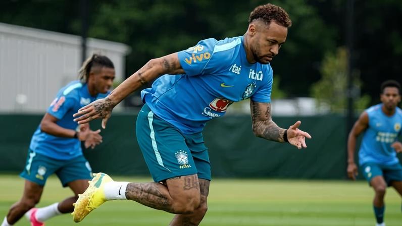 Neymar com a nova chuteira no treino da seleção