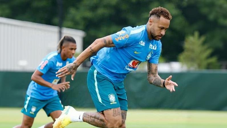 Neymar com a nova chuteira no treino da seleção