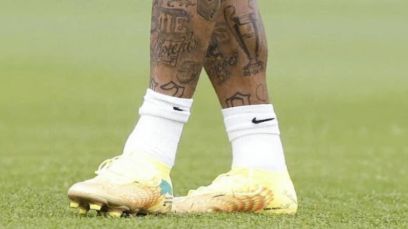 Neymar com chuteira nova no treino da seleção