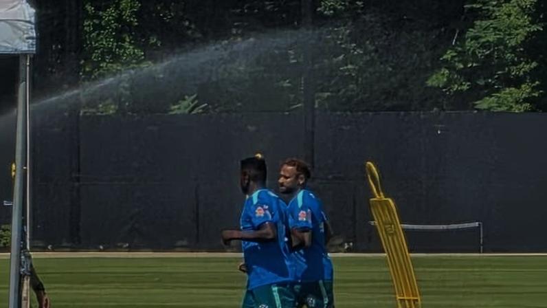 Neymar corre em campo durante treino da seleção brasileira nos EUA