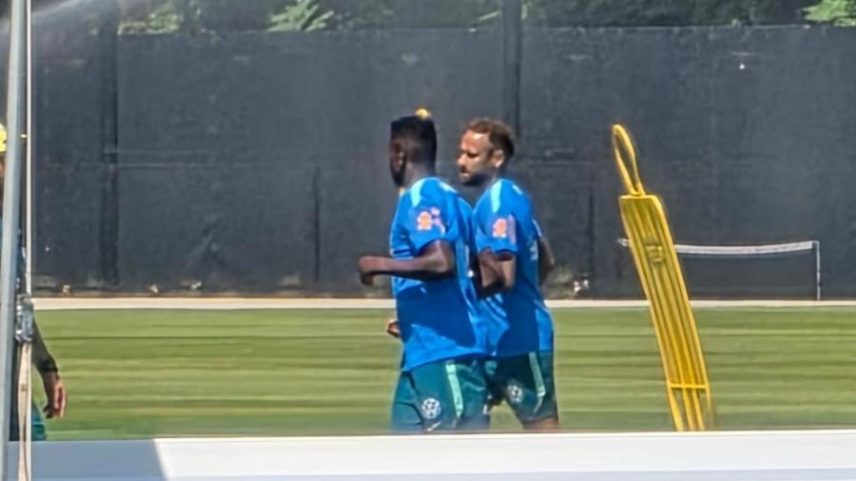 Neymar corre em campo durante treino da seleção brasileira nos EUA