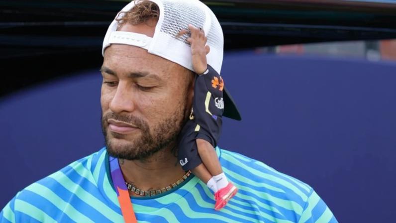 Após voltar a campo, Neymar passa por "corredor polonês" na Seleção